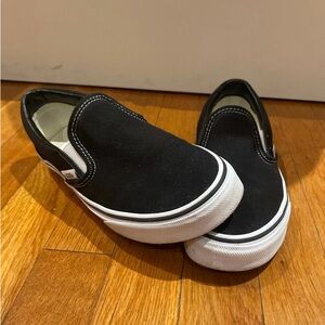 Black/white vans